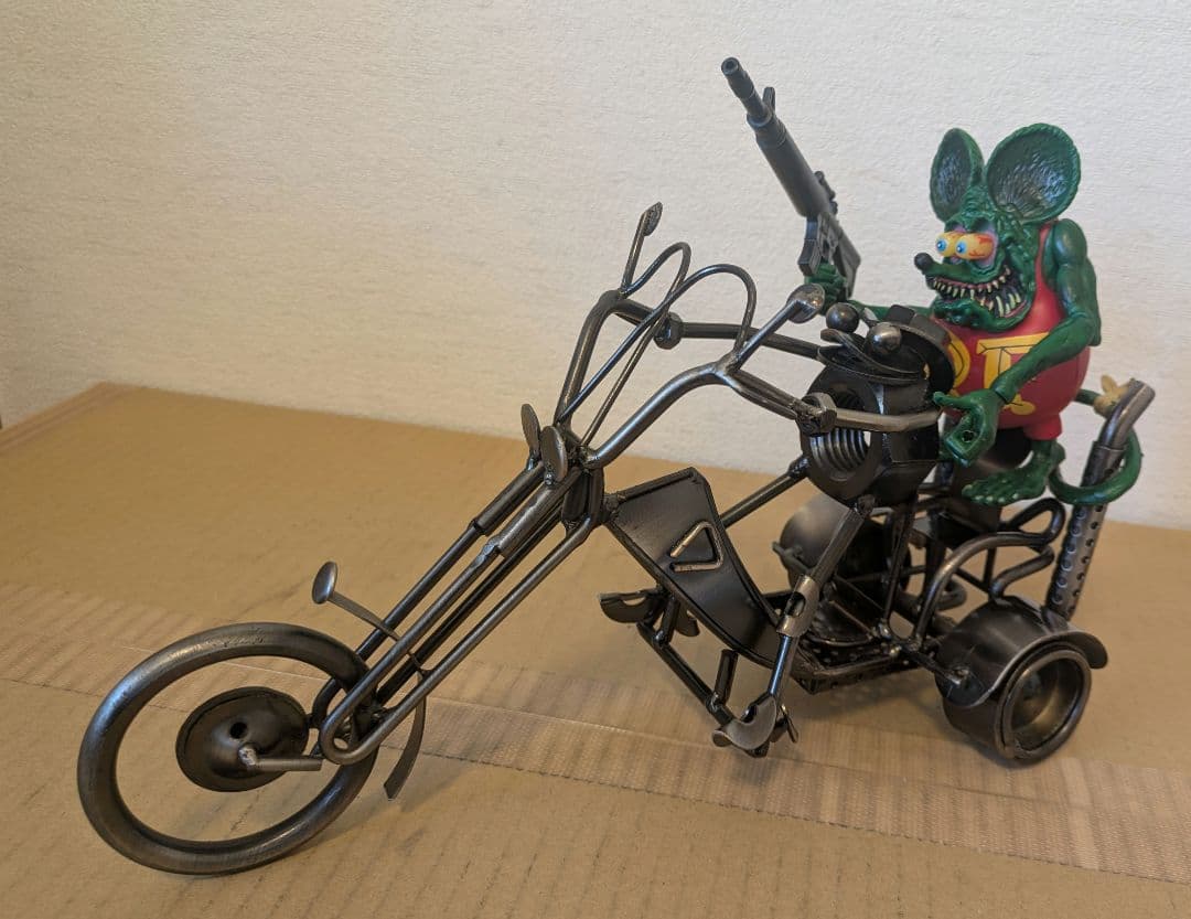 ラットフィンク　フィギュアとバイクの置物
