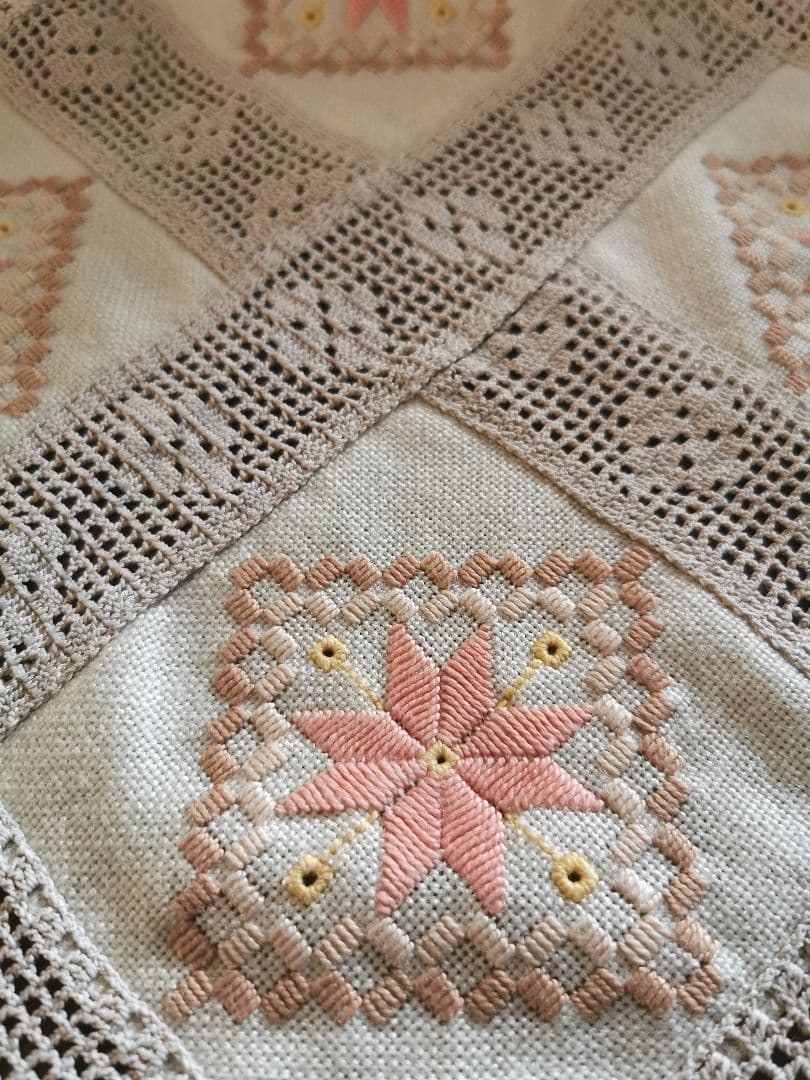 アンティーク北欧 コーラルピンクハーダンガー刺繍＆ベージュクロシェ編リネンクロス