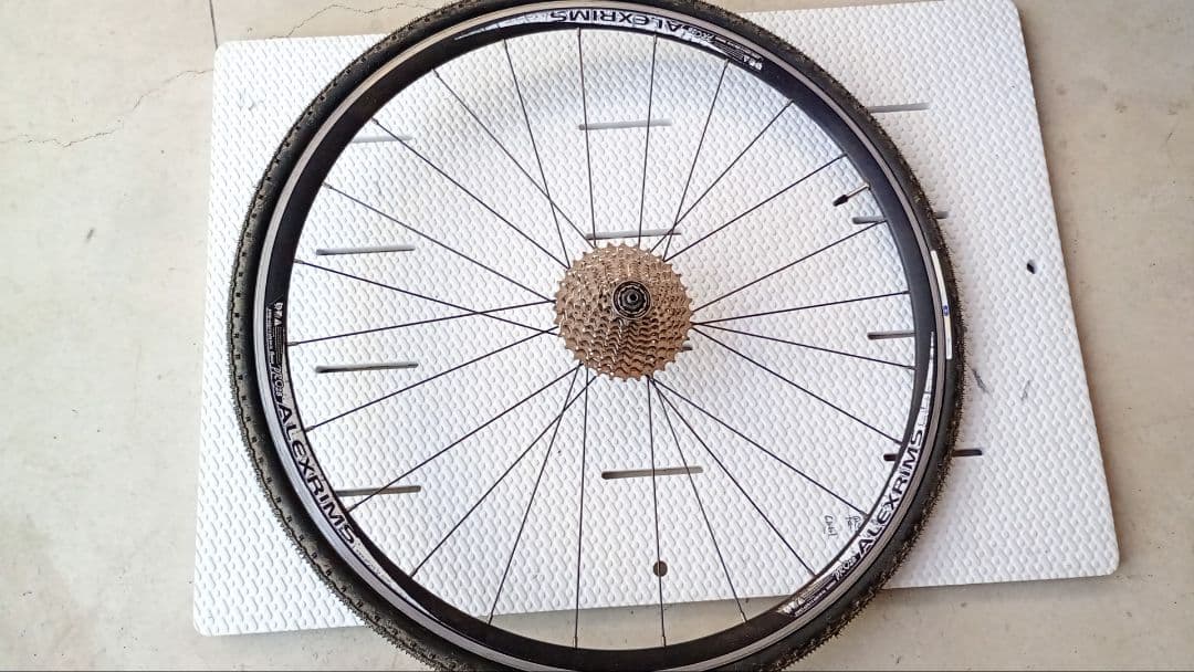 グラベルキングSK 700x26C クリンチャー10sホイールスプロケ付き