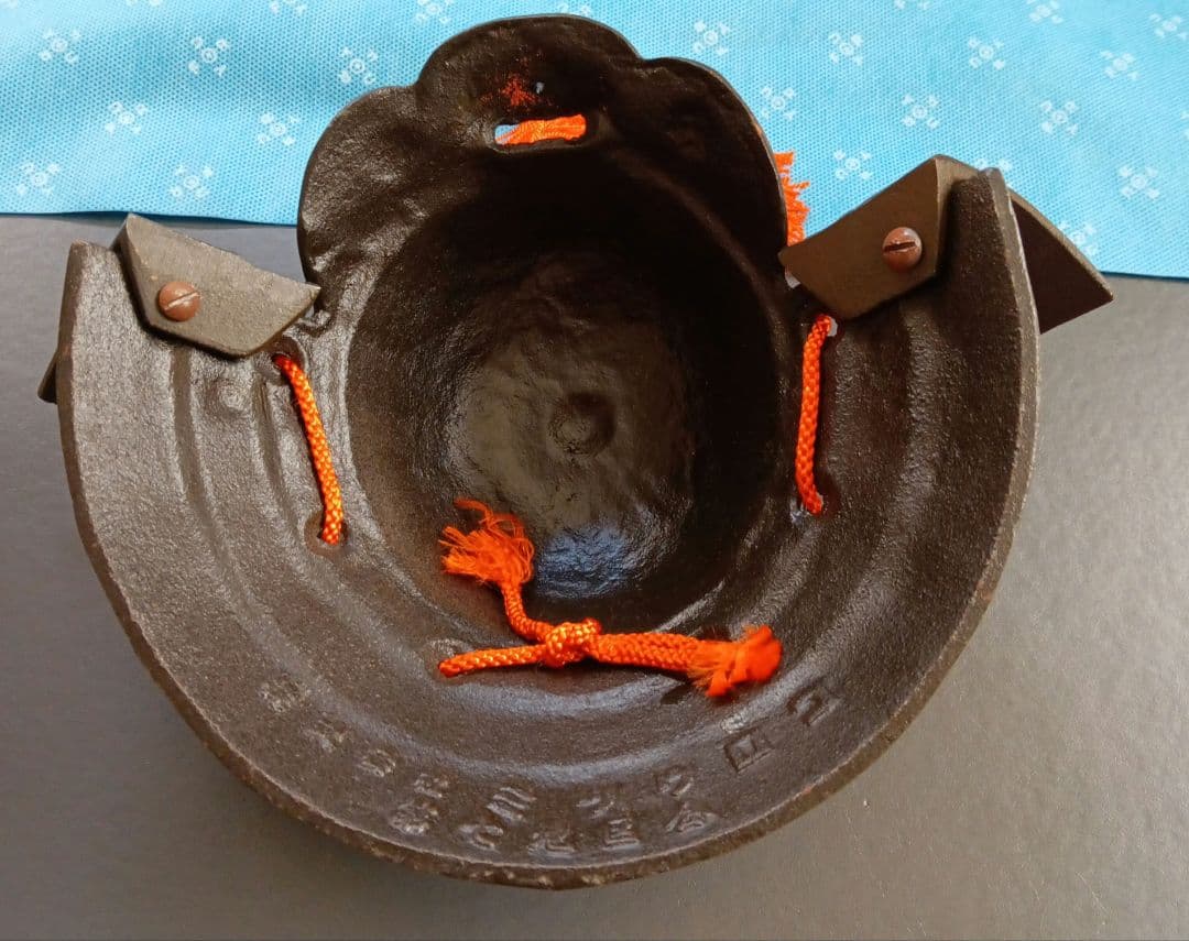 出世兜　兜　節句　置き物　アンティーク　木製台座付き