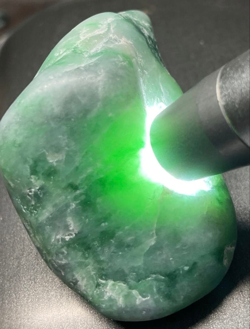 ［金山谷の緑色］　翠色の透過　糸魚川翡翠42g ヒスイ　ひすい