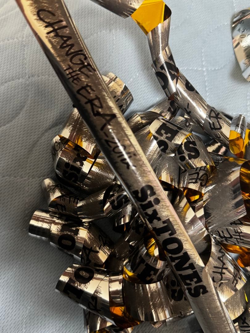 SixTONES 落下物　銀テ