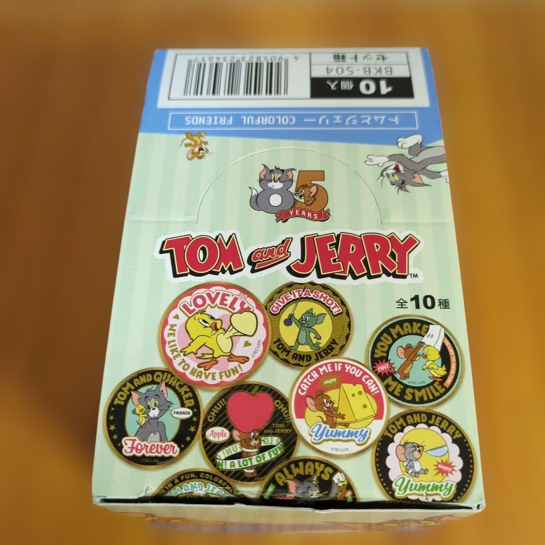 トムとジェリー COLORFUL FRIENDS 金バッジです。 新品未開封品。