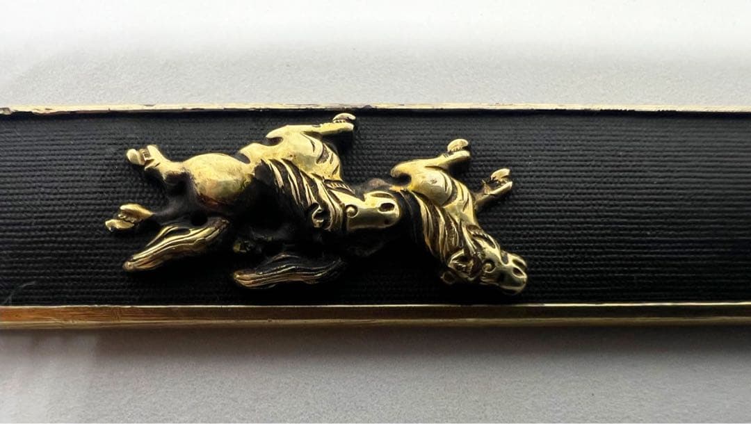 赤銅魚子地据紋哺金親子馬図小柄　後藤　京金工