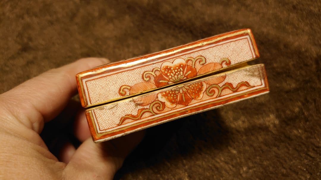 九谷焼　赤絵　蓋物　龍の図　１客