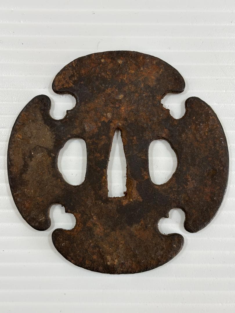 鍔(つば)　鉄製　無銘　木瓜形　日本刀　アンティーク