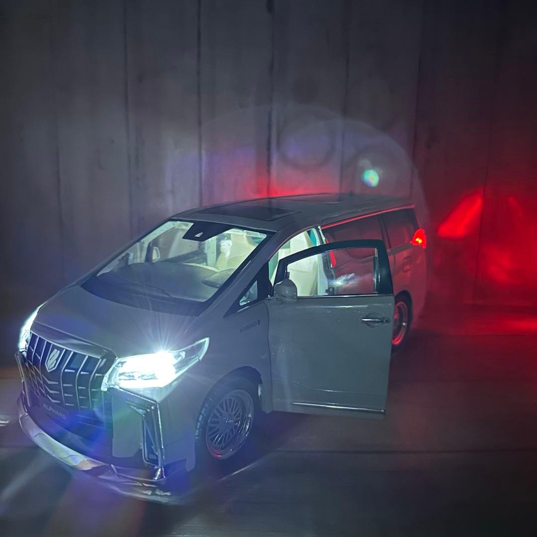 1/18 トヨタ アルファード ホワイト 電動ドア付き　ダイキャスト　ミニカー