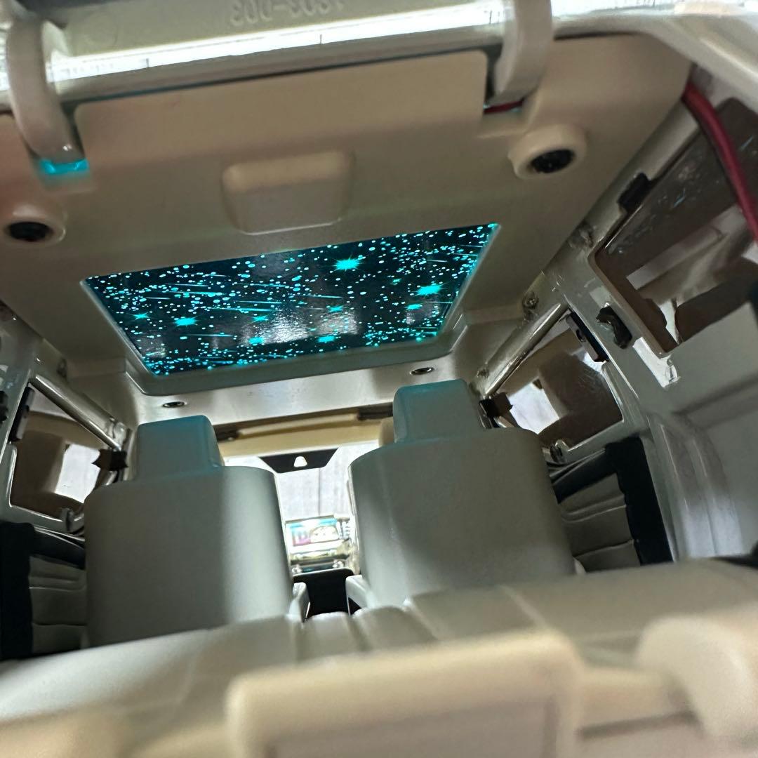 1/18 トヨタ アルファード ホワイト 電動ドア付き　ダイキャスト　ミニカー