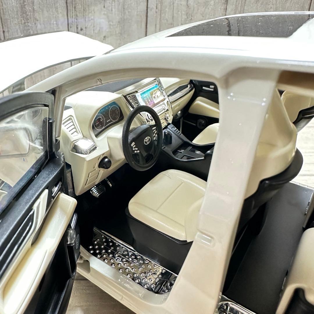 1/18 トヨタ アルファード ホワイト 電動ドア付き　ダイキャスト　ミニカー