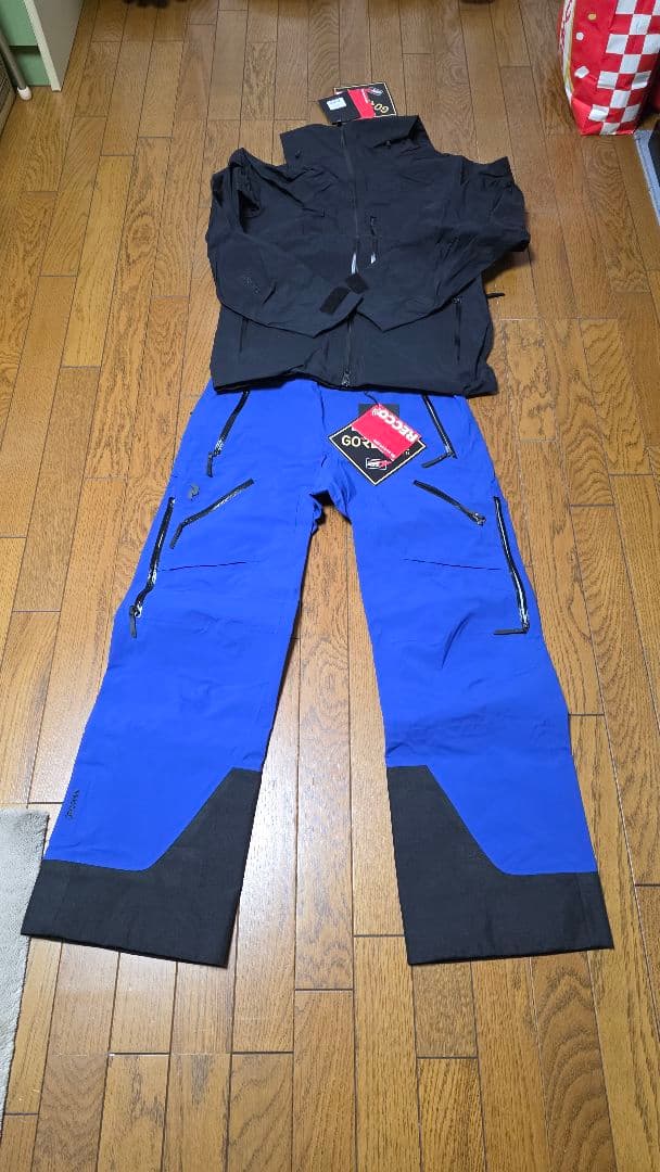 新品　PeakPerformance　グラビティ　上下セット　上下海外Sサイズ