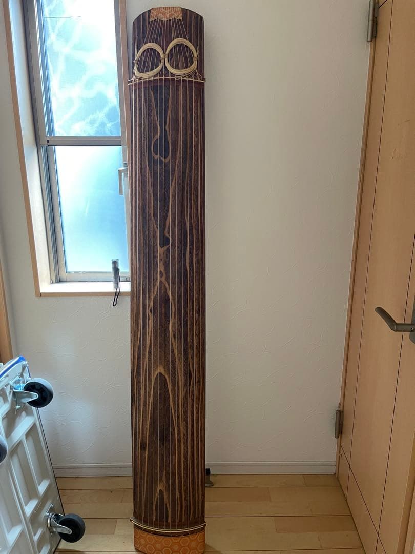 装飾的なデザインの木製琴