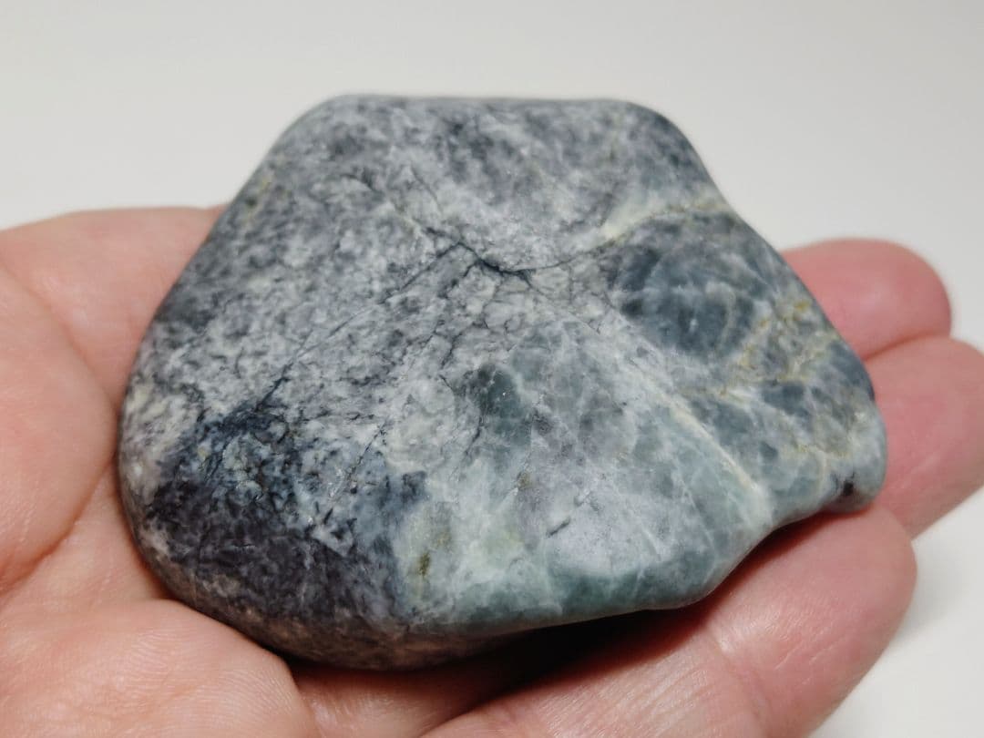 糸魚川159 翡翠 131g ヒスイ 原石 鑑賞石 自然石 誕生石 鉱物 鉱石