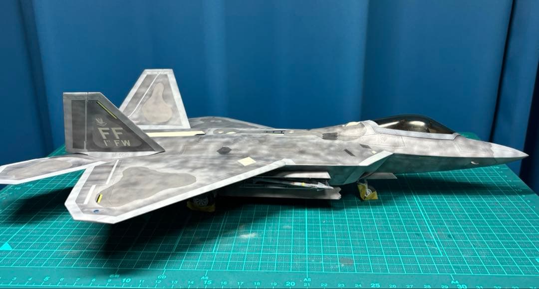 戦闘機　プラモデル　完成品　ハセガワ　1/48 F22 ラプター