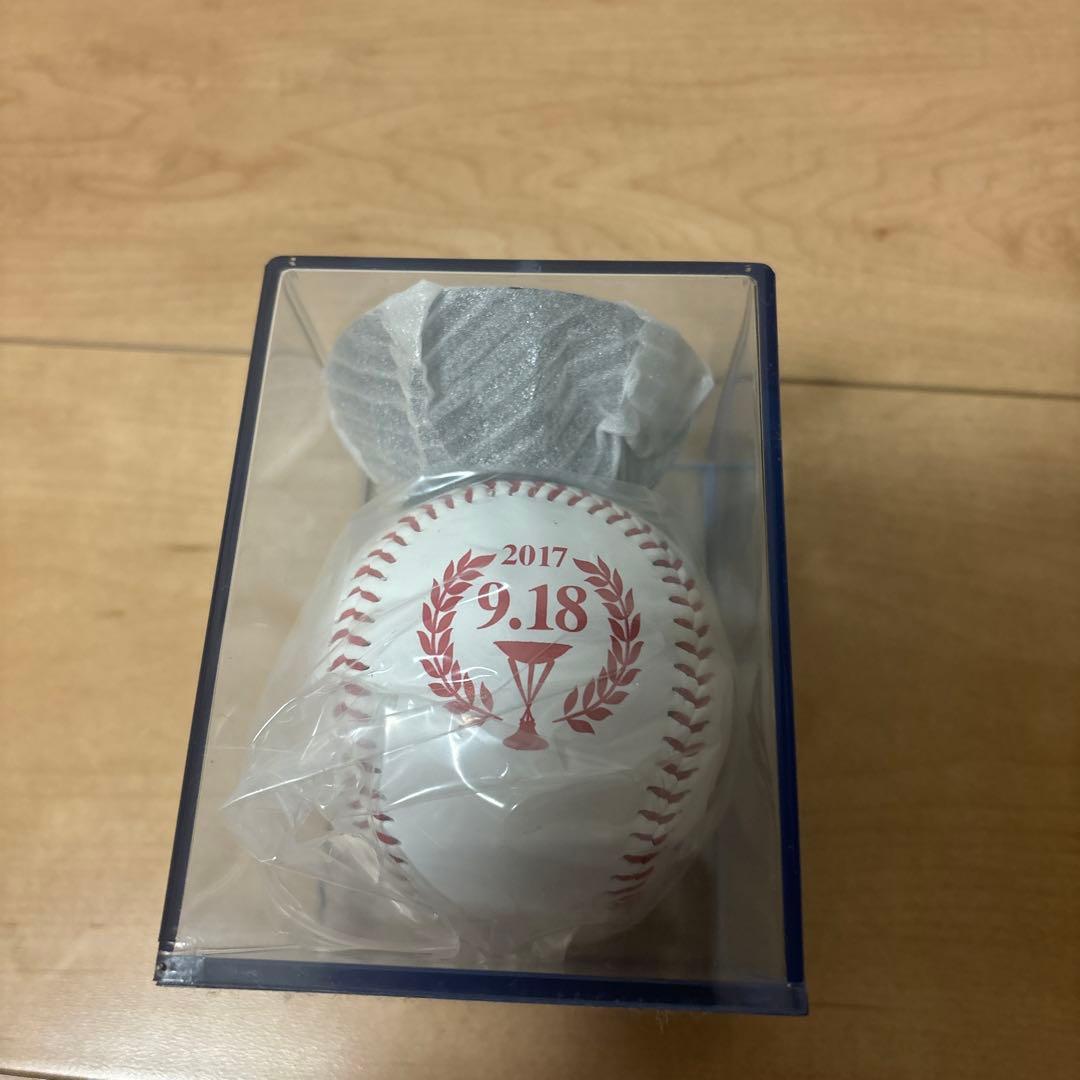 広島カープ 菊池涼介　2017年 優勝ボールケース付き