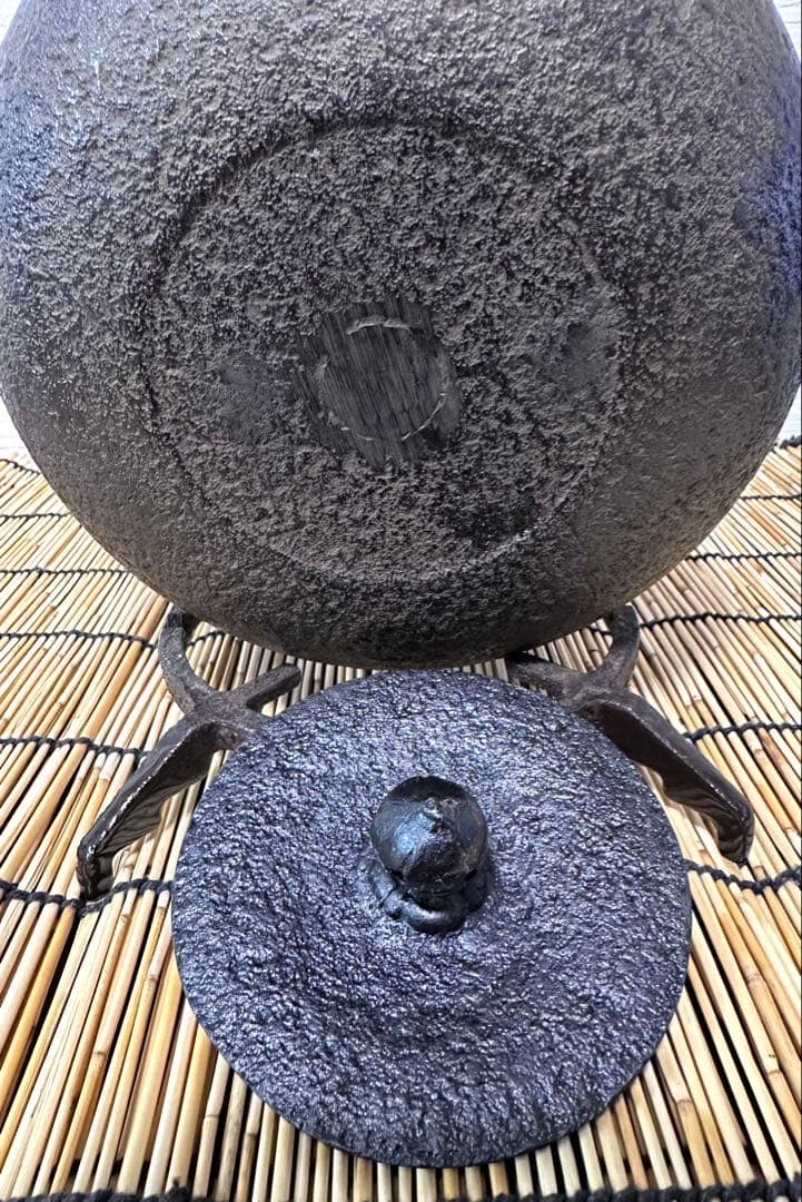 未使用品、供箱等付属品付　南部岩鋳三代目清茂作　２５型肌文様　南部鉄瓶　南部鉄器