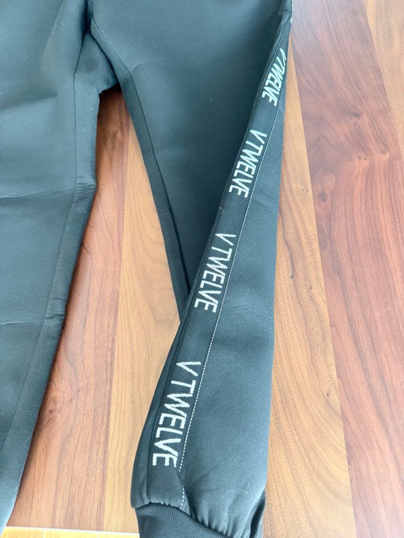 V12 ストレッチブラックパンツ