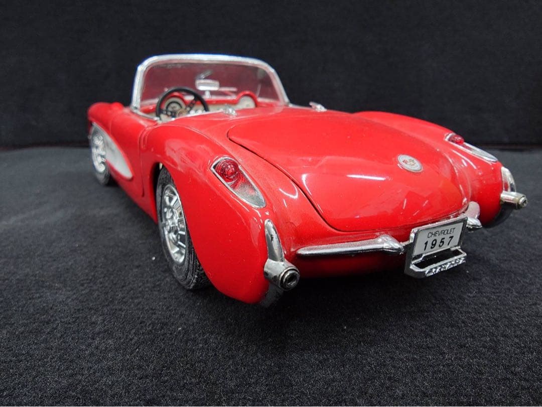 Road Tough 1/18ミニカー シボレーコルベット　1957 レッド
