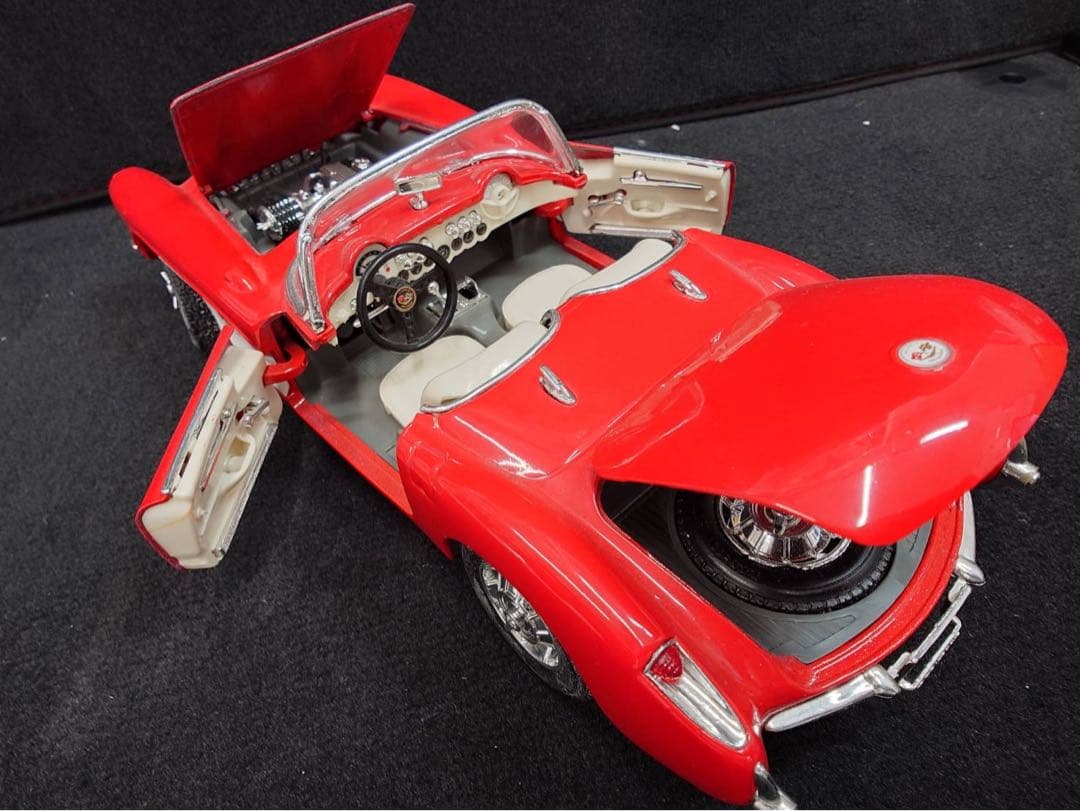 Road Tough 1/18ミニカー シボレーコルベット　1957 レッド
