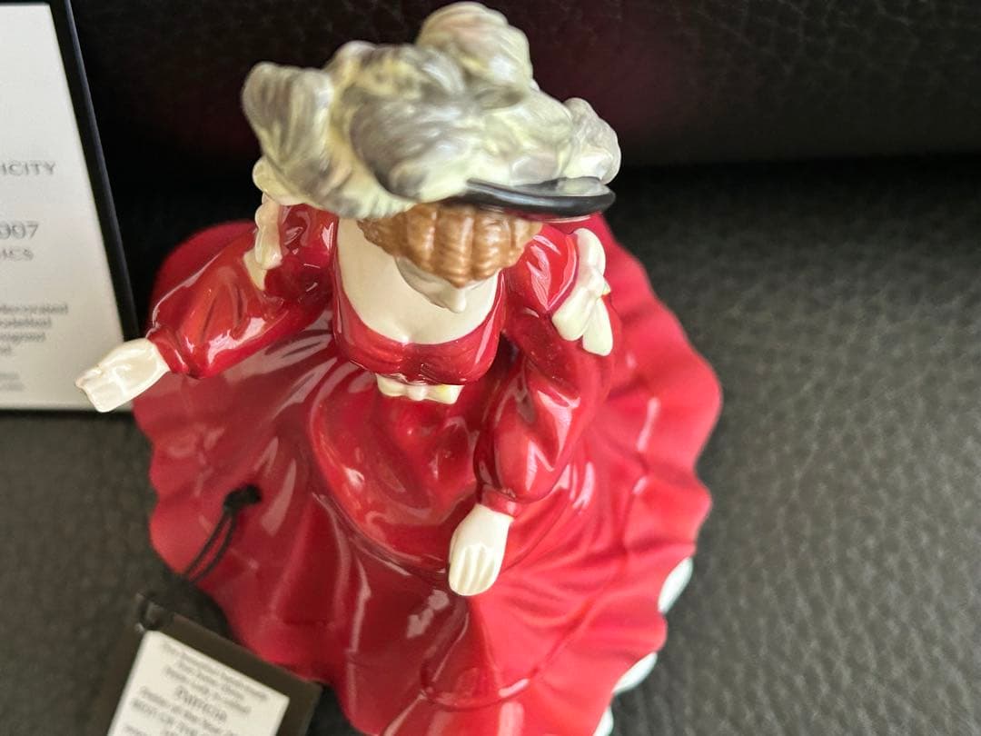   petites ロイヤルドルトン　美しい貴婦人