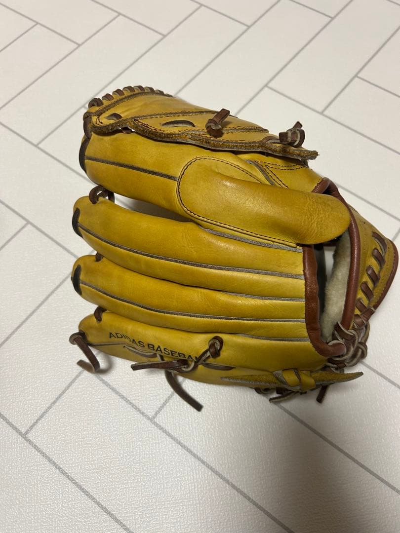 希少！adidas 投手用グローブ