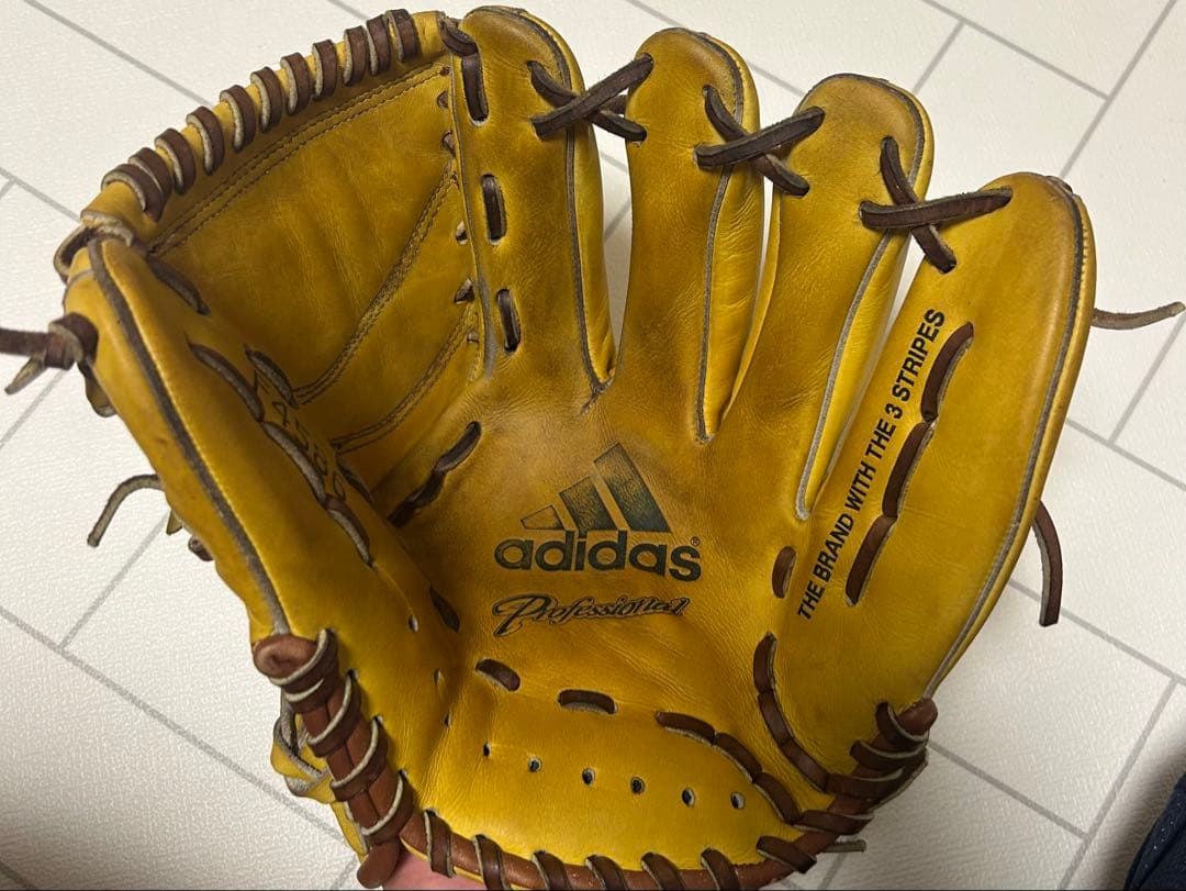 希少！adidas 投手用グローブ