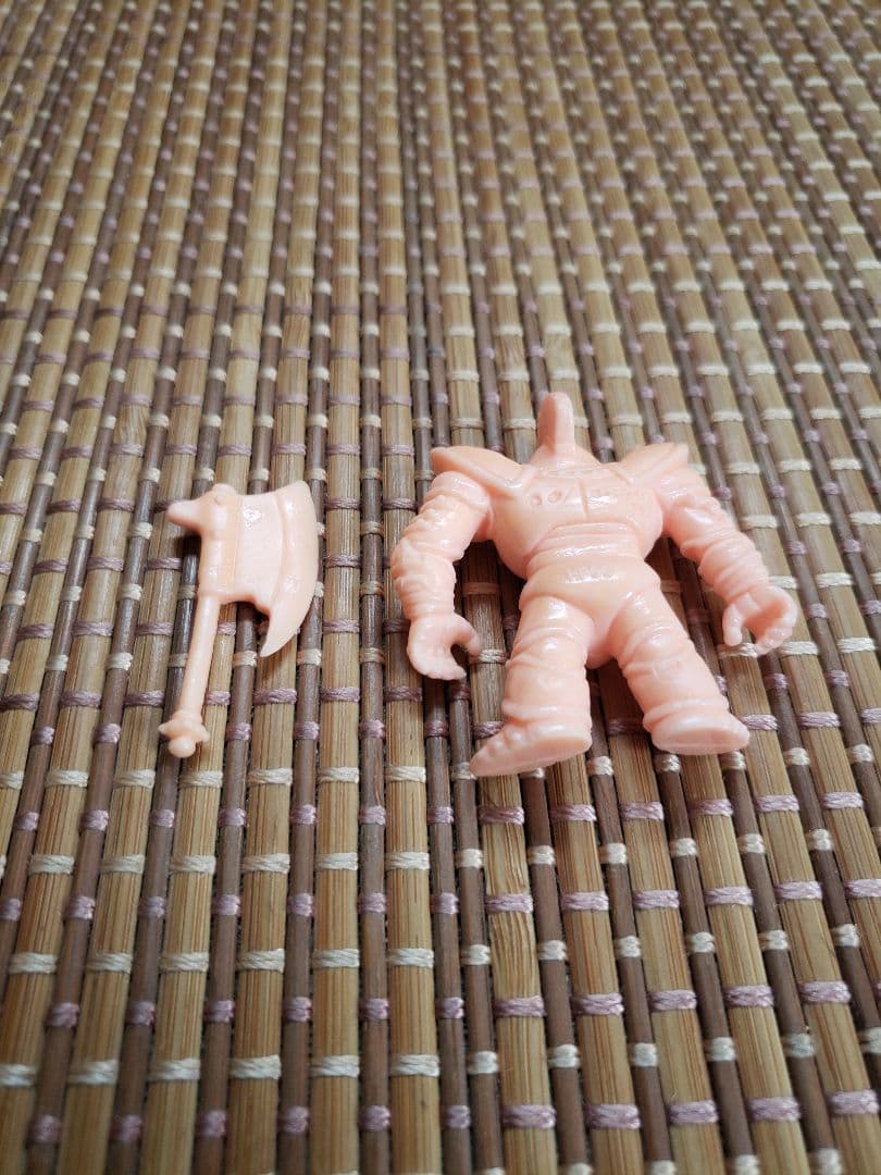 ドラゴンクエスト消しゴムアベル伝説悪魔の鎧ペールオレンジ　肌色　ファミコン　食玩