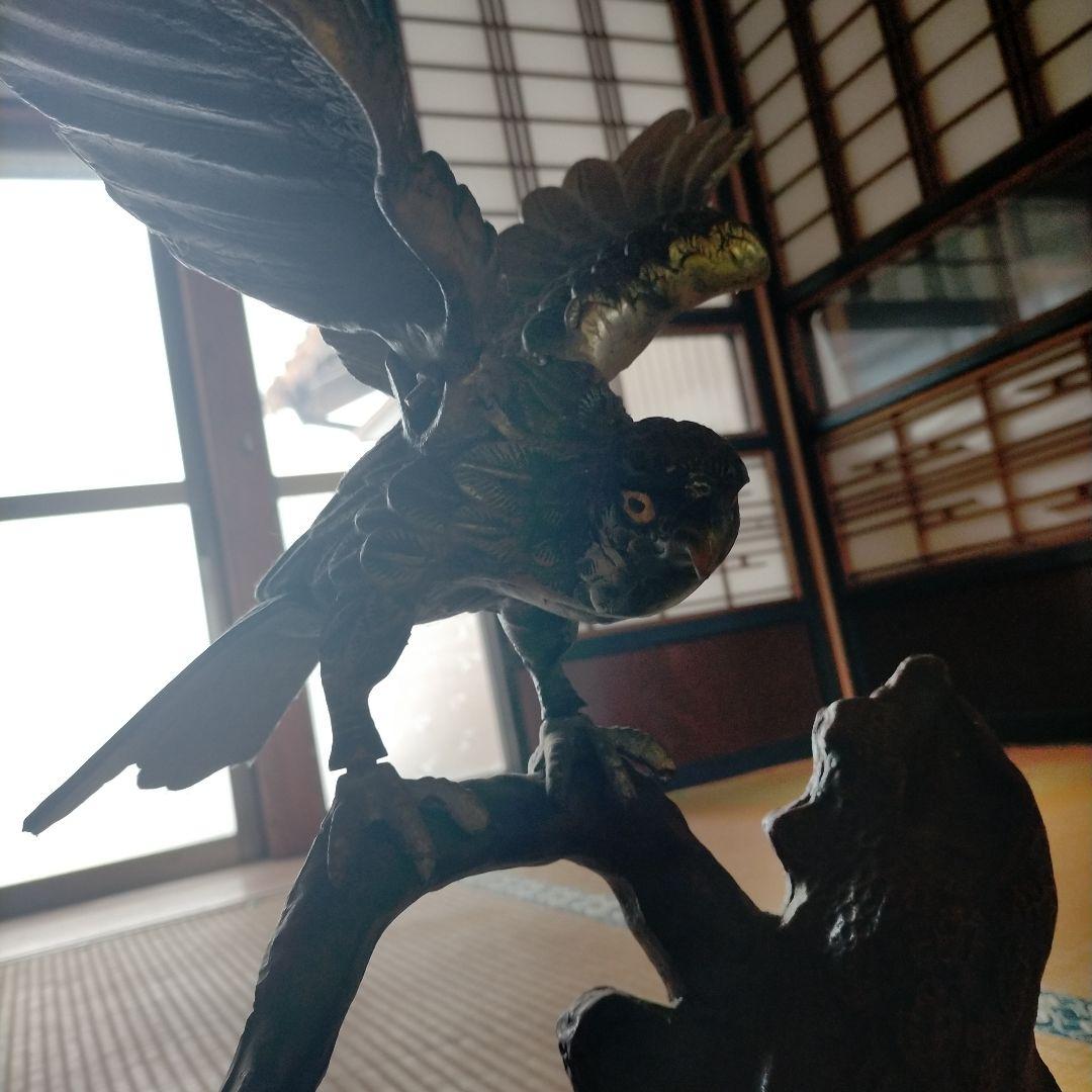 金属製 鷲と木の彫刻