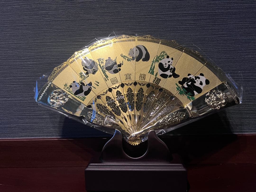パンダデザインの金色扇子