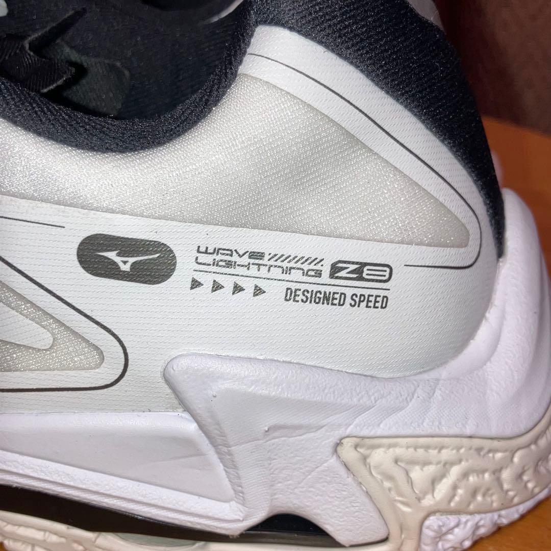 Kazu　新品未使用　ミズノ　バレーボール　ウエーブライトニング Z8