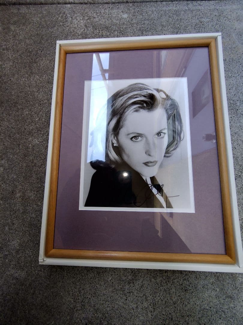 ジリアン アンダーソン直筆サイン入り写真額装【証明写真付き本物証明書付き⠀】