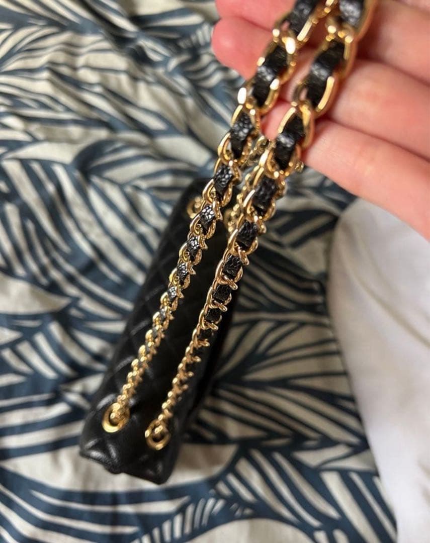 ブラックのキルティングレザーショルダーバッグ