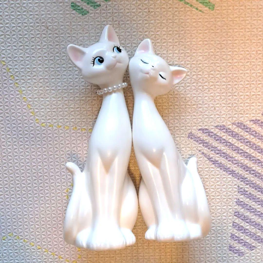 白い猫　ペア置物　パールのネックレス　フィギュア　陶器　ねこ　２匹　インテリア