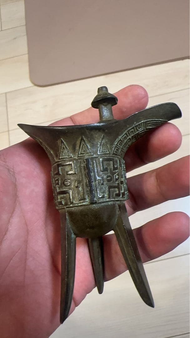 ト*ワ様 酒器，爵杯，金属製三脚型工芸品 幾何学模様