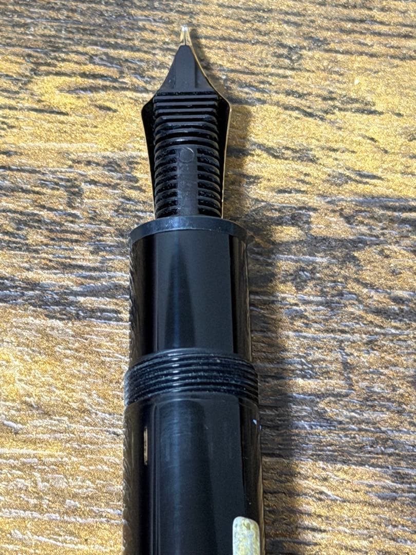 未使用に近い　シール付　ヘミングウェイ芯 18K 中白 モンブラン　万年筆　中字