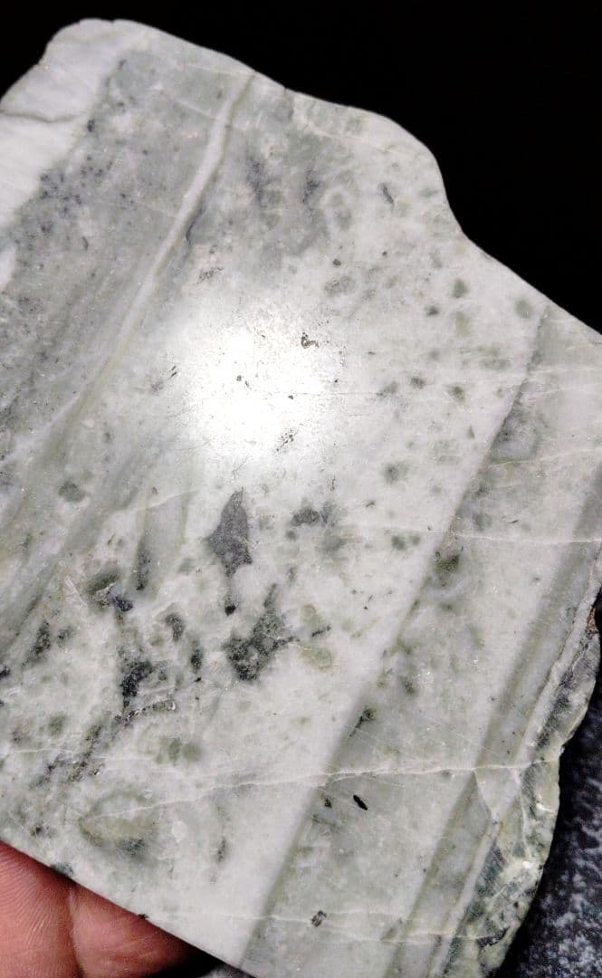 ★翡翠原石★稀少・下仁田翡翠【クリフプレート・化粧面磨き566ｇ】