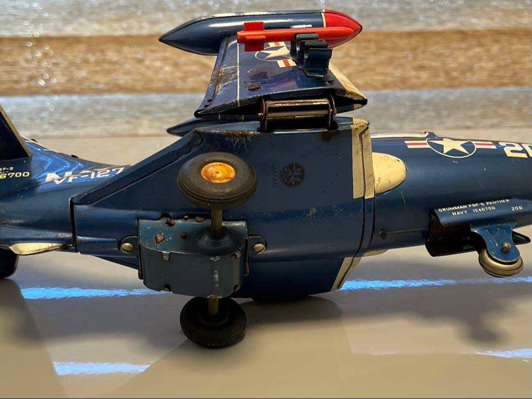 ヨネザワのブリキ のパンサー