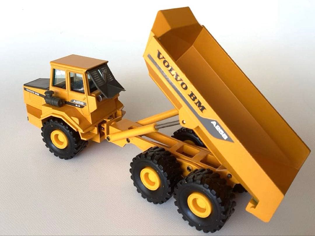 Volvoミニカー　ボルボアーティキュレートダンプ1991年　NZG1:50絶版