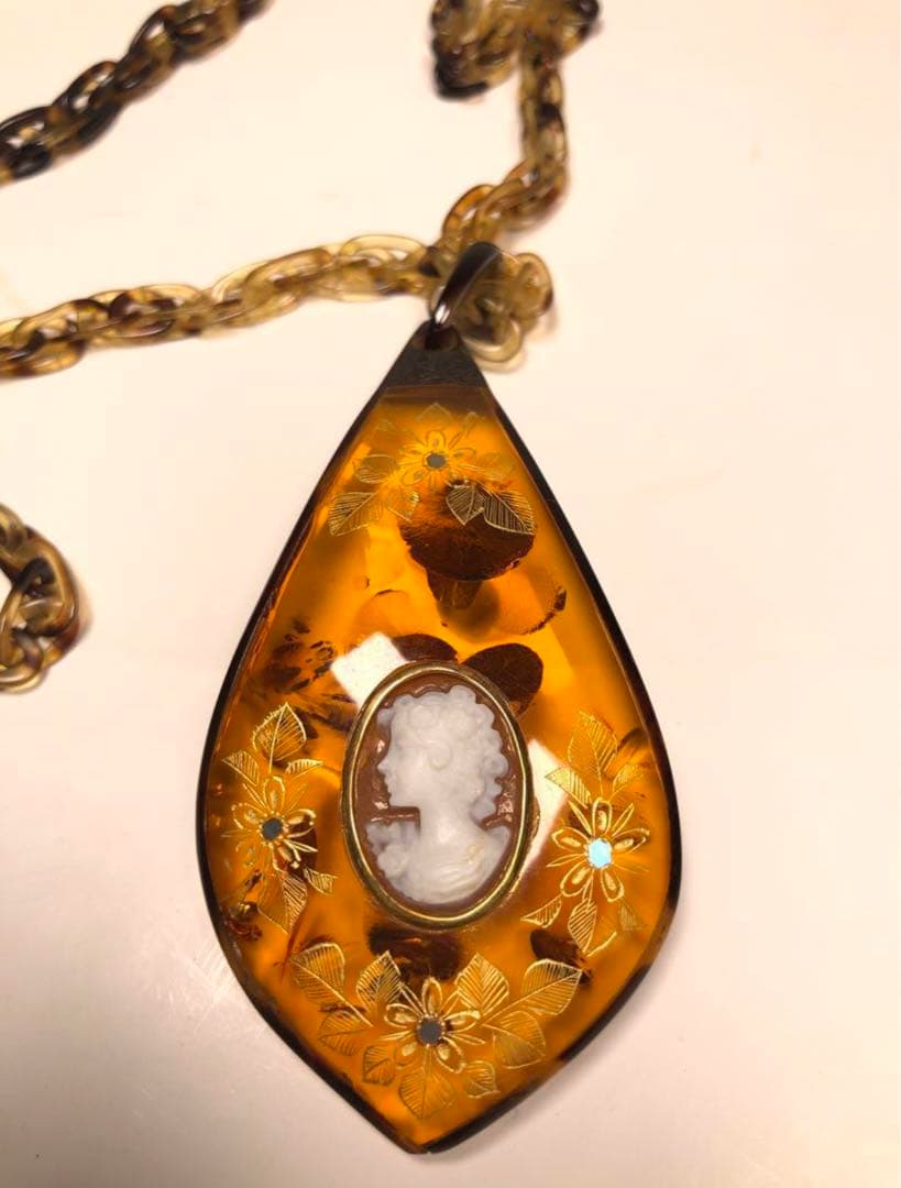 カメオ　琥珀ペンダント　鼈甲　首飾り　作家物　金彩
