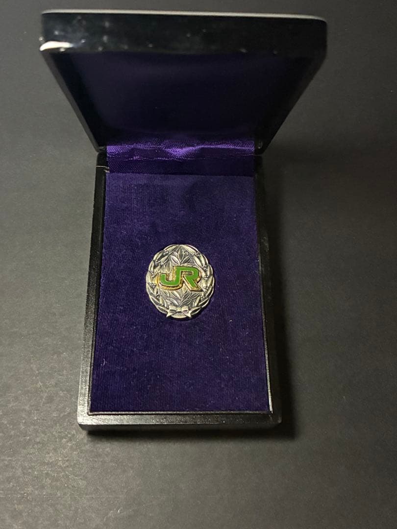 旧国鉄 JR功績章 バッジ 純銀製 12g ケース付 記念章 勲章