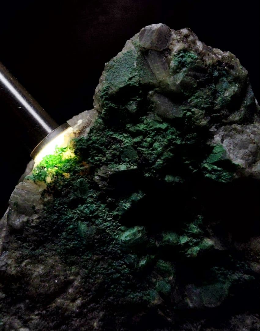 ★国産マラカイト原石★孔雀石【秩父鉱山・大黒ズリ3,128ｇ】