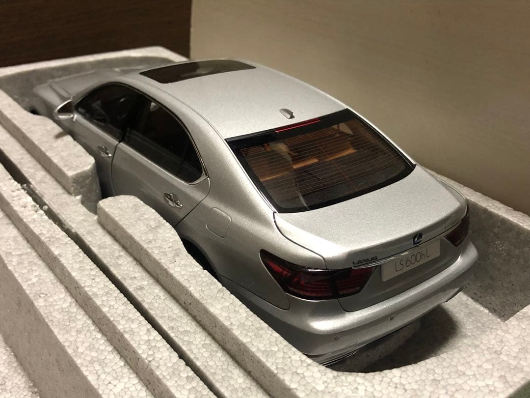 現状品 オートアート 1/18 レクサス LS600hL ソニックシルバー