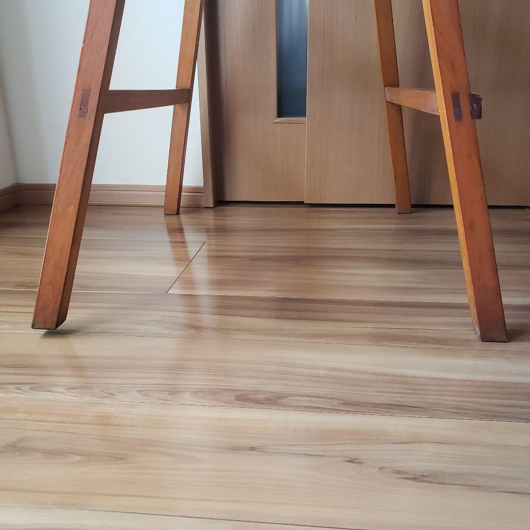 枯れた古い木製の脚立　ラダー　古道具　古家具　梯　シェルフ　棚