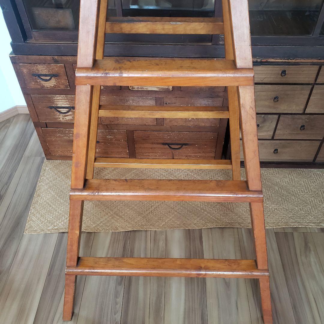 枯れた古い木製の脚立　ラダー　古道具　古家具　梯　シェルフ　棚