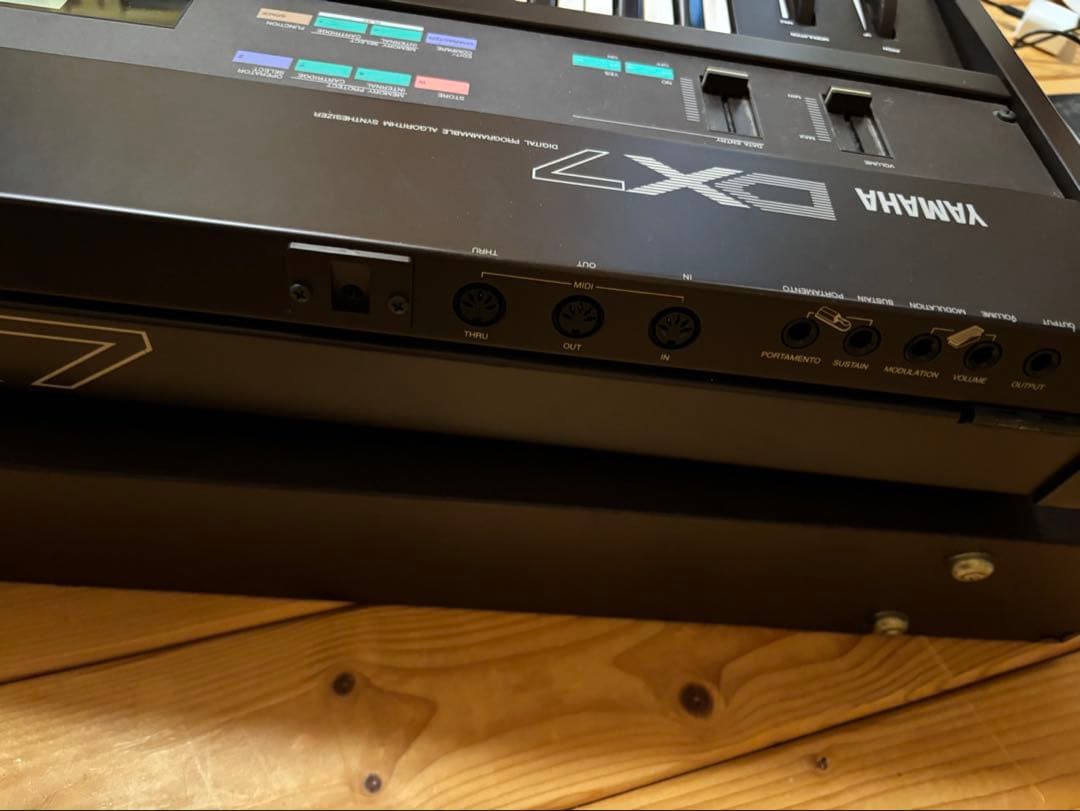 廃盤 ヤマハ シンセサイザー DX7 ハードケース付き 61鍵盤 32音色