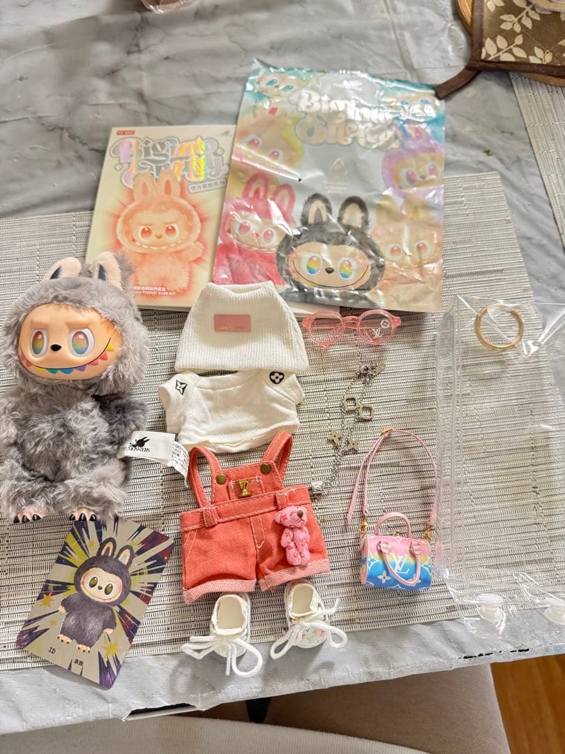 ラブブ エナジーシークレット【正規品】　POPMART　LVの服、保護カバーつき