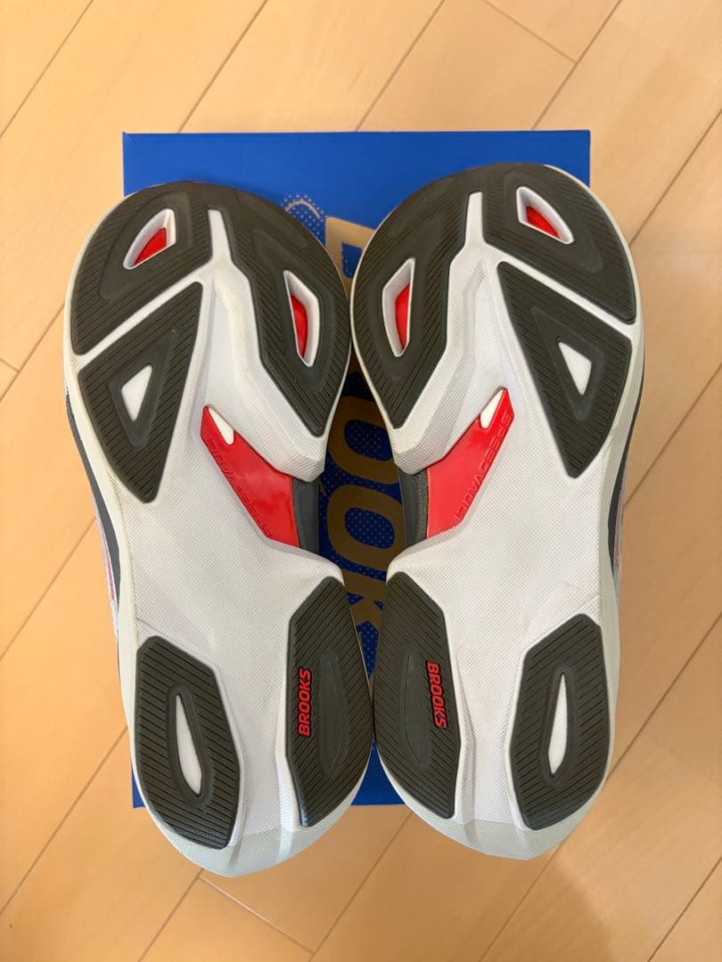美品BROOKS Hyperion MAX 3 シルバー 28cm