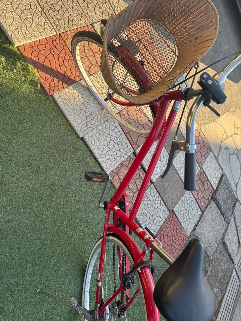 赤いシティサイクル バスケット付き