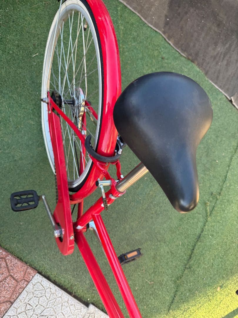 赤いシティサイクル バスケット付き