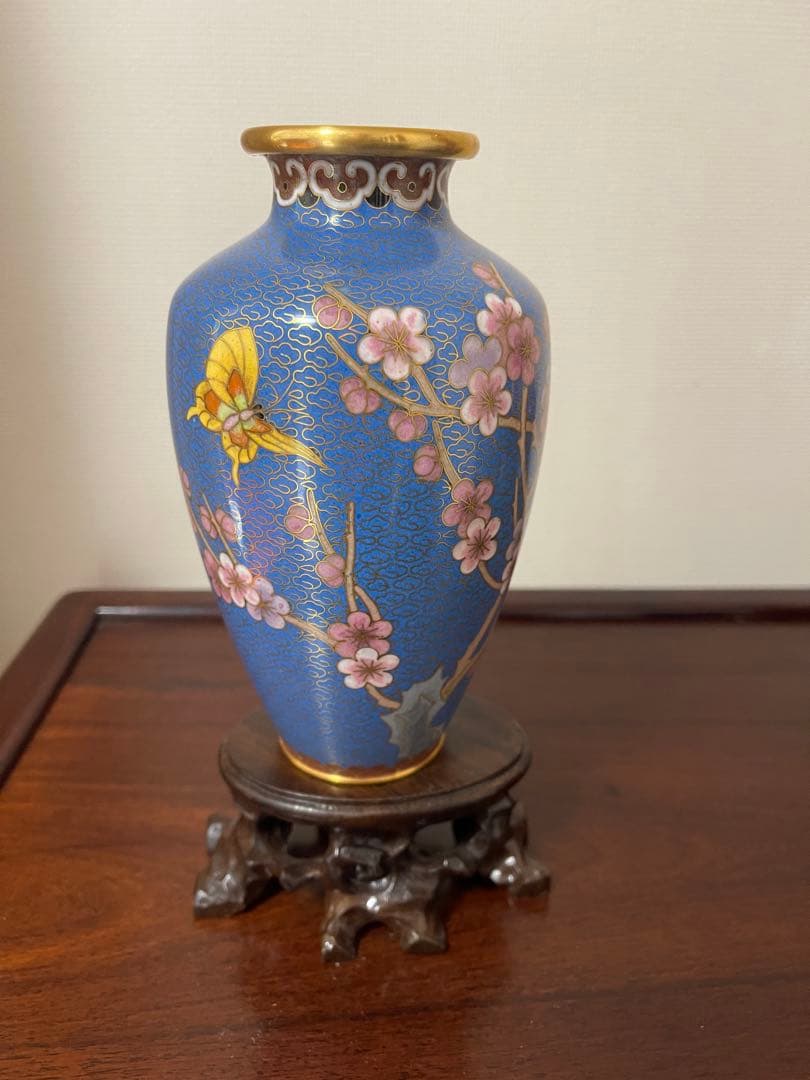 中国美術 梅蝶柄 七宝 花瓶 一对。七宝焼 壶1個台付き。一輪挿し一個おまけ付き