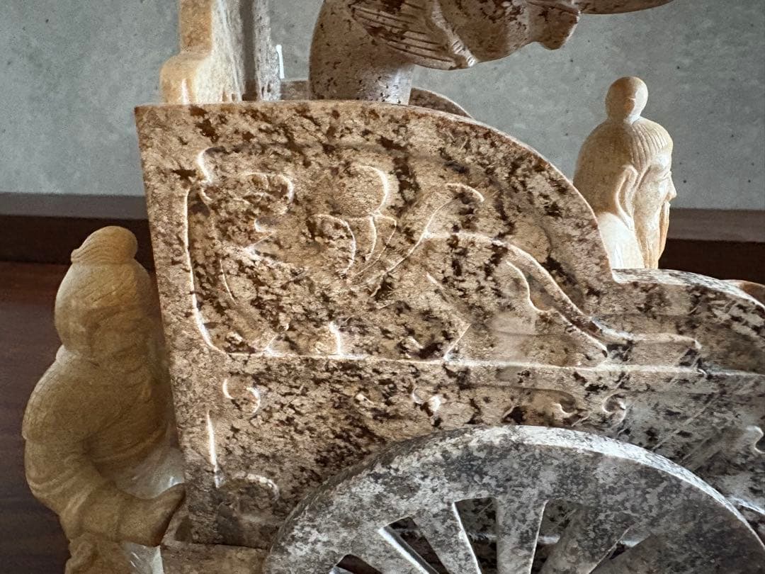 石？玉？の大きな中国的置物　皇帝車？